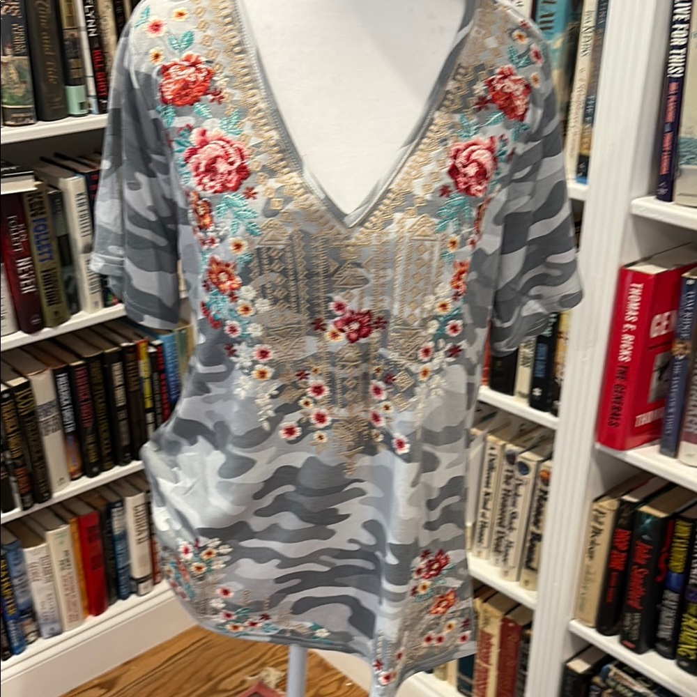 Savanna Jane Floral Embroidered V-Neck Camouflage Top NWT